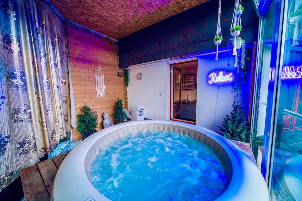 Lovely 3bd - Rooftop - Jacuzzi&sauna Апартаменты